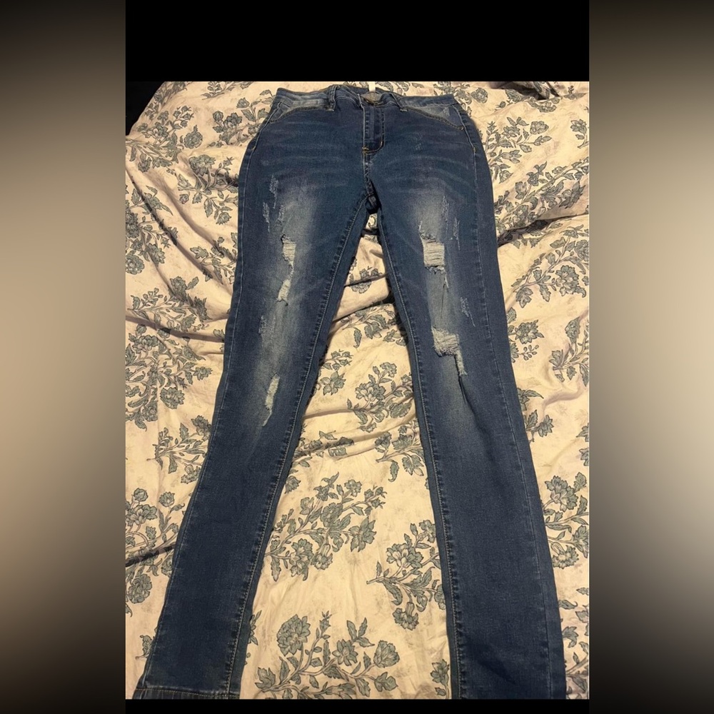 Never worn size 7 women’s ripped skinny jeans